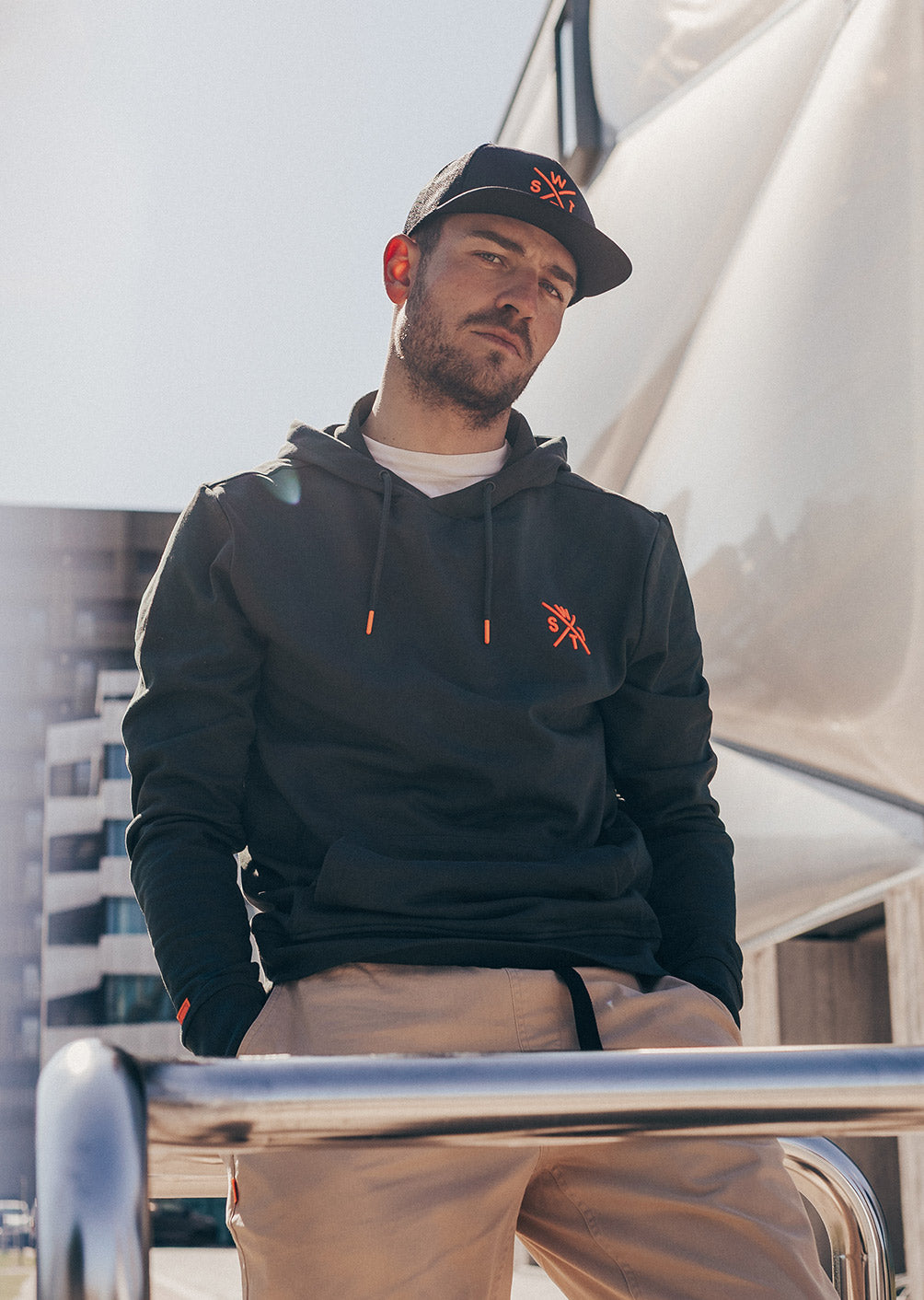 Kapuzenpullover Sprays – Schwarz/Neonorange