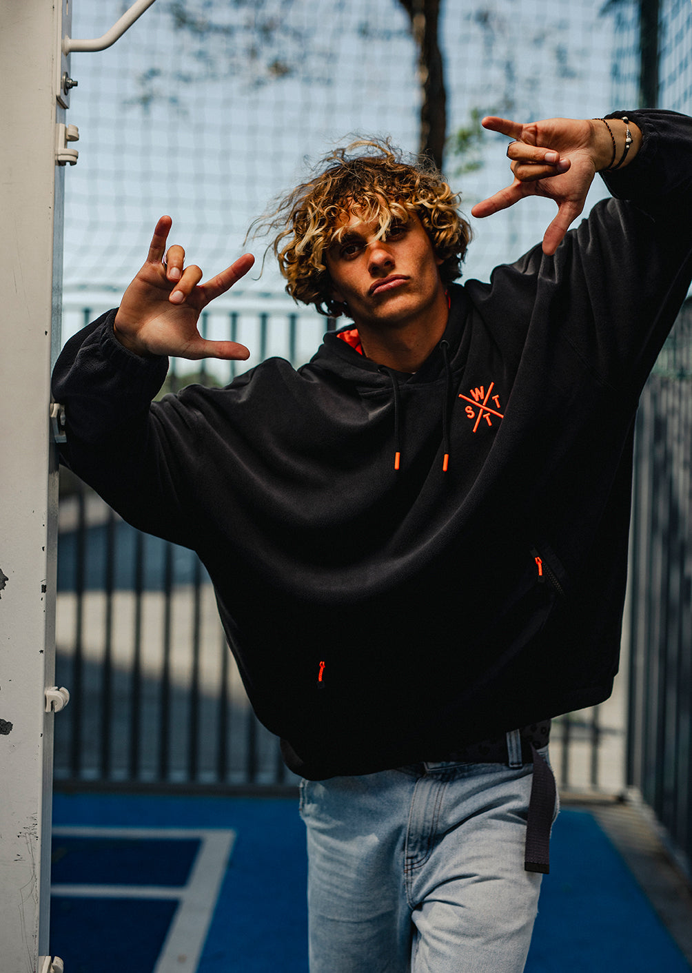 Kapuzenpullover Play – Schwarz und Neonorange