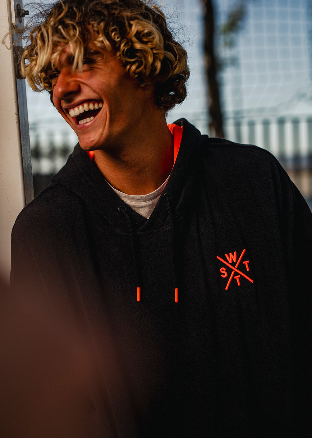 Kapuzenpullover Play – Schwarz und Neonorange